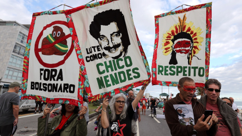 29/08/2019 - Los participantes sostienen pancartas que dicen "Bolsonaro out", "Lucha como Chico Mendes" y "Respeto" durante la manifestación para exigir más protección para la selva amazónica en Río de Janeiro / REUTERS