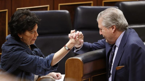 19/12/2018.- La ministra de Educación, isabel Celáa y su antecesor, Íñigo Méndez de Vigo, se saludan durante la última sesión de control al Ejecutivo del año que celebra hoy el Congreso con la vista puesta en el Consejo de Ministros del pró