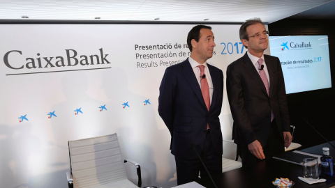 El conseejro delegado de Caixabank, Gonzalo Gortázar, y el presidente no ejecutivo, Jordi Gual, en la presentación de los resultados de la entidad en 2017. REUTERS