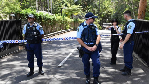 , 03/01/2019.- La policía de Nueva Gales del Sur monta guardia en la escena de un doble apuñalamiento hoy en la sede de la Iglesia de Cienciología en Chatswood, Sídney (Australia). EFE/ Mick Tsikas PROHIBIDO SU USO EN AUSTRALIA Y NUEVA ZELA