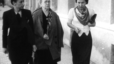 Emma Goldman caminando junto a Lucía Sánchez Saornil y Christine KonRabe en 1938. Fundación Anselmo Lorenzo