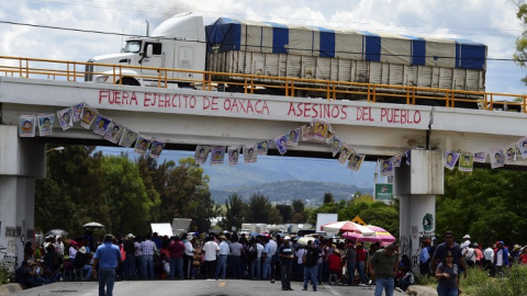 Profesores mexicanos bloquean una entrada al pueblo de Nochixtlán, el pasado 4 de julio. - AFP