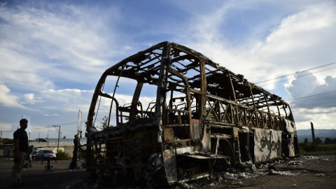 Un autobús calcinado tras los enfrentamientos del 19 de junio en Nochixtlán, en el Estado de Oaxaca. - AFP