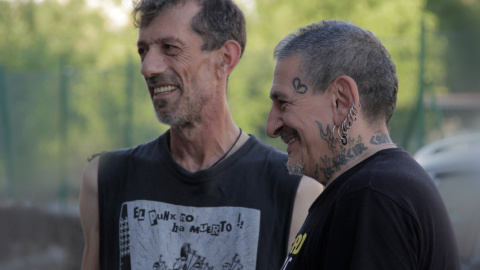 Manolo Kabezabolo y Evaristo Páramos, de La Polla Records, en el documental.