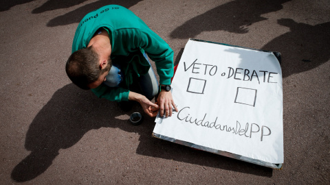 Concentración de miembros de la PAH frente a la sede de Ciudadanos en Barcelona, para protestar por  el veto a su propuesta de ley de Vivienda.EFE/Enric Fontcuberta