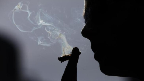 Un joven fumando un cigarrillo de marihuana. REUTERS