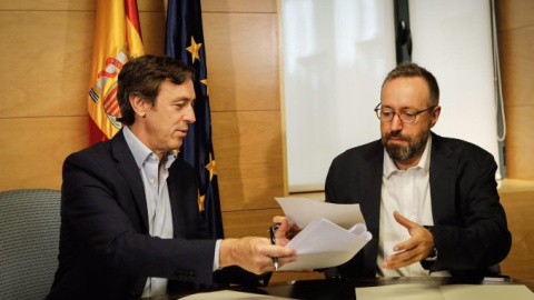 Rafael Hernando y Juan Carlos Girauta firman el pacto anticorrupción