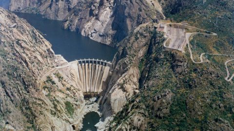 La central de Aldeadávila, propiedad de Iberdrola y que turbina las aguas del Duero desde noviembre de 1962, se considera la mayor central  hidroeléctrica de España, con una producción de 2.400 millones de kilowatios.hora al año.