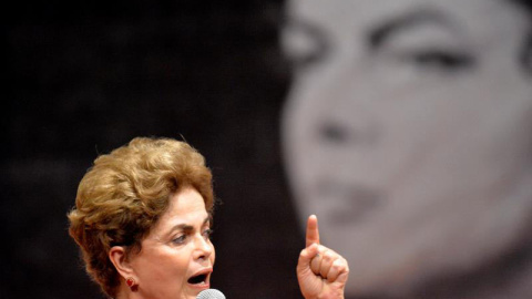 La presidenta brasileña Dilma Rousseff, suspendida de sus funciones por un juicio de destitución, habla en un acto en Brasilia este pasado miércoles. (CADU GOMES / EFE)