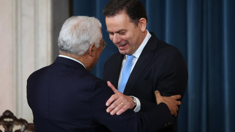 Luís Montenegro junto al socialista António Costa, durante la toma de posesión del nuevo primer ministro, este martes en el Palacio Nacional de Ajuda (Lisboa)