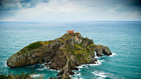 Isla de San Juan de Gaztelugatxe, uno de los escenarios de la próxima serie de 'Juego de Tronos' Foto: Santiago Díaz