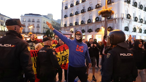 Uno de los neonazis que ha irrumpido en la concentración pacífica ocultando su rostro. | Sergio Pérez