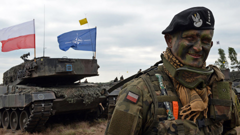 Un soldado polaco, en unas maniobras con la bandera de la OTAN. AFP2015/ Janek Skarzynski