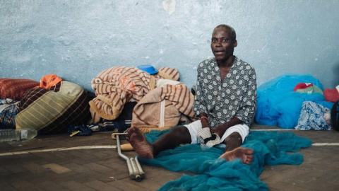 Joaquim Castigo Pedro descansa en un refugio de emergencia en Beira. TIAGO PETINGA/EFE