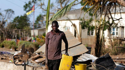 Varias personas esperan un barco en el río Buzi en Sofala (Mozambique), este miércoles. EFE