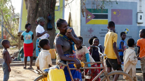 Varias personas esperan un barco en el río Buzi en Sofala (Mozambique). EFE