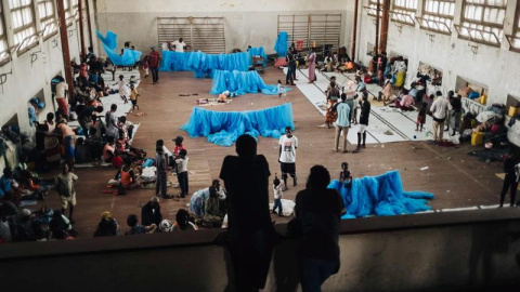 Vista del pabellón deportivo de la escuela secundaria Samora, reconvertida en un refugio de emergencia en Beira