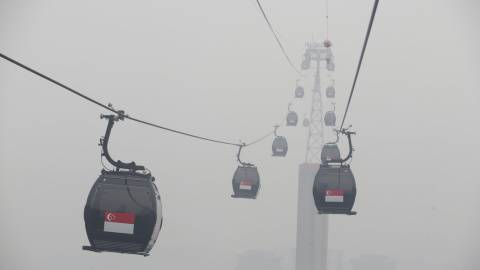 Teleféricos en movimiento hacia la turística isla de Sentosa, envueltos por la neblina en Singapur. REUTERS / Edgar Do