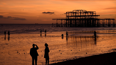 El atardecer en la costa británica de Brighton, al sudeste de Reino Unido. REUTERS/Toby Melville