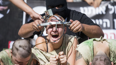 "Electrocutan" a un activista israelí en una interpretación del abuso animal en una protesta para apoyar los derechos animales en Tel Aviv, Israel. AFP PHOTO / JACK GUEZ