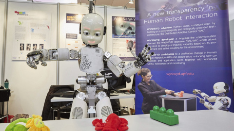 El robot 'iCub Roboter', desarrollado por la Universidad Pompeu Fabra de Barcelona, es mostrado en la Conferencia Internacional de Robots y Sistemas Inteligentes (IROS) de Hamburgo, Alemania, el 29 de septiembre del 2015. EFE/Georg Wendt