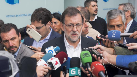 Rajoy atiende a los medios en la jornada de campaña en Lugo/EFE