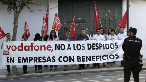 Foto de archivo de una protesta contra los despidos en Vodafone en Santiago. / EFE