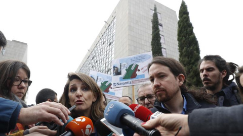 El líder de Podemos, Pablo Iglesias, este martes en una concentración de delegados sindicales de Navantia en Madrid acompañado del diputado de esta formación Alberto Rodríguez y Yolanda Díaz de En Marea. EFE/Javier Lizon