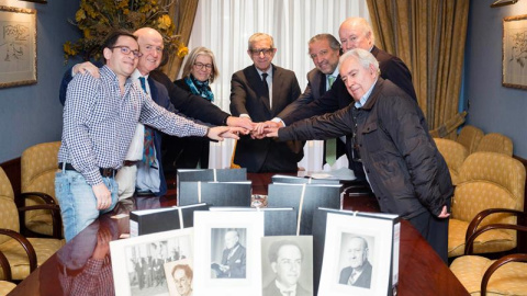 Fotografía facilitada por la Fundación Unicaja de la reunión mantenida hoy con los herederos de Antonio y Manuel Machado/EFE