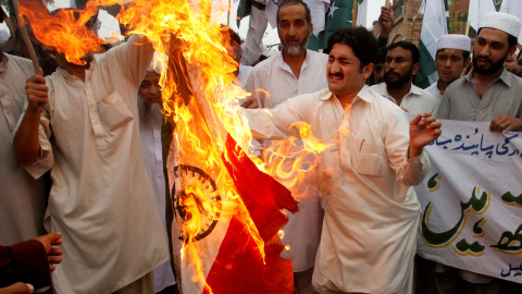 Manifestantes queman una bandera india durante una protesta contra los recientes enfrentamientos fronterizos, en Peshawar/REUTERS