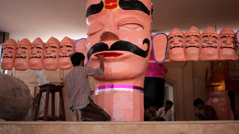 Un artesano pinta una efigie del rey demonio Ravana durante la preparación para el próximo festival hindú de Dussehra en Ajmer, en India/REUTERS