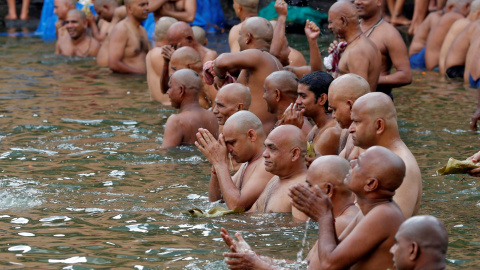 Devotos hindúes honran las almas de sus antepasados ​​difuntos en el día  de Mahalaya en Mumbai/REUTERS