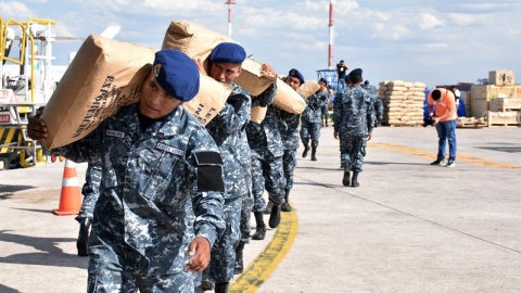 Militares bolivianos cargan un avión militar en Santa Cruz hoy, sábado 8 de octubre 2016, con ayuda humanitaria consistente en cinco toneladas de leche y otro tanto de arroz para atender el desastre causado por el huracán Matthew a Haití. E