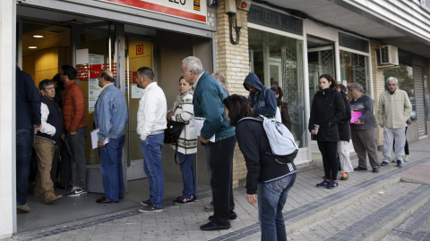 Gente haciendo cola en una oficina de empleo en Madrid. /REUTERS