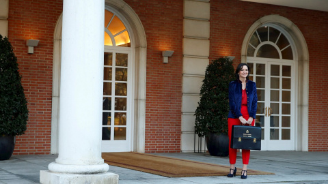 14/01/2020.- La ministra de Industria, Comercio y Turismo, Reyes Maroto, sonríe a su llegada al Palacio de la Moncloa para asistir al primer Consejo de Ministros del Gobierno de coalición presidido por Pedro Sánchez, este martes en Madrid. 