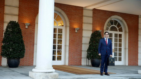 14/01/2020.- El ministro de Sanidad, Salvador Illa, a su llegada al Palacio de la Moncloa para asistir al primer Consejo de Ministros del Gobierno de coalición presidido por Pedro Sánchez, este martes en Madrid. EFE/ Emilio Naranjo