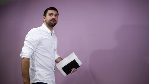 El parlamentario autonómico de Podemos Ramón Espinar, durante la rueda de prensa que ofreció hoy en la sede de su partido en Madrid después de conocerse que el parlamentario autonómico de Podemos vendiera una vivienda protegida en 2011, al 