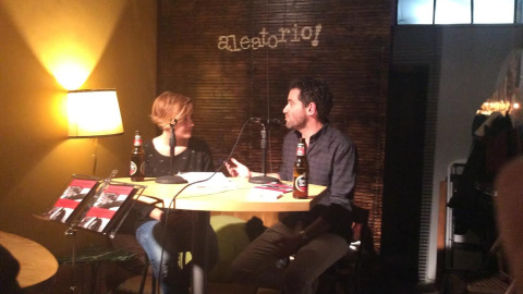 El presidente del PP de Gipuzkoa, Borja Sémper, y la periodista Cristina Pardo, durante la presentación de 'Maldito (des)amor' este viernes / J.G.