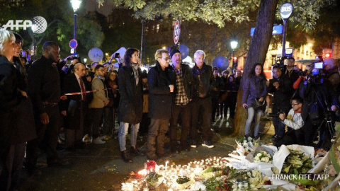 El cantante Bono y el resto de integrantes de la banda de rock U2 este sábado, frente a la sala Bataclan de París. @MaximeRiou