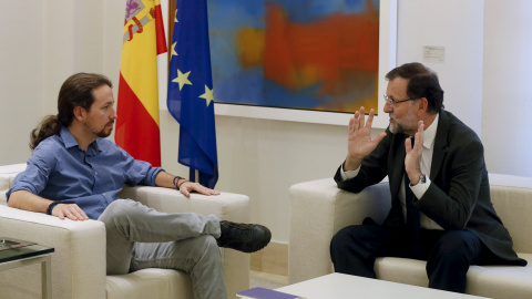 El secretario general de Podemos, Pablo Iglesias, con el presidente del Gobierno, Mariano Rajoy, en su reunión en el Palacio de la Moncloa el pasado 30 de octubre. REUTERS/Juan Medina