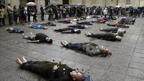 Performance del artista navarro Abel Azcona en la que entierra simbólicamente a decenas de familiares fusilados y exiliados de la Guerra Civil. Se realizó el pasado 1 de mayo.- EFE