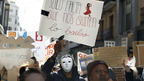 Un manifestante sujeta una pancarta que pone: "Solo falta que nos quiten lo bailao", en la protesta convocada por la plataforma "Nadie Sin Hogar", en Madrid. 26 de noviembre de economía 2015. REUTERS / Paul Hanna