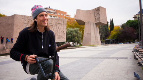 Viki Gómez, con su bicicleta en la plaza de Colón. CHRISTIAN GONZÁLEZ