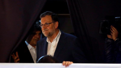 Mariano Rajoy sale al balcón para dirigirse a sus simpatizantes en el exterior de la sede de su partido en la calle Génova en la noche electoral. / CHEMA MOYA (EFE)