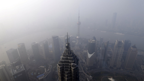 Vista aérea del distrito de Pudong, el barrio financiero de Shanghai, cubierto por la polución. REUTERS/Aly Song