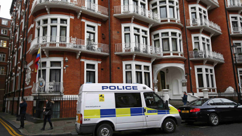 Vehículo policial a las puertas de la Embajada de Ecuador en Londres, en la que Julian Assange se encuentra recluido. REUTERS