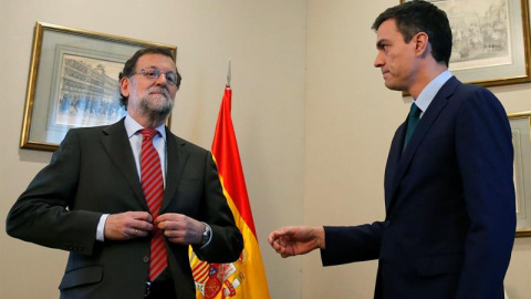 Pedro Sánchez y Rajoy, antes de su reunión. EFE/Zipi