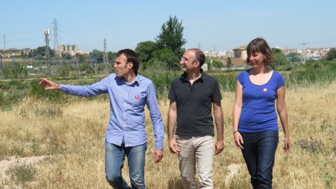 Los concejales de urbanismo y de Medio Ambiente de Zaragoza, Pablo Muñoz, y Teresa Artigas, con el divulgador ambiental Paco Iturbe en una zona de la huerta de Zaragoza que lleva una década abandonada tras comprarla una inmobiliaria.  ZARAG