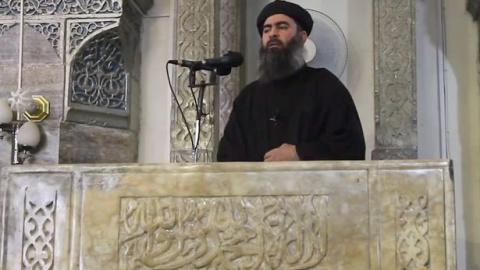 El autoproclamado califa del Estado Islámico, Abu Bakr al Baghdadi, durante su discurso en la mezquita de Mosul en 2014.