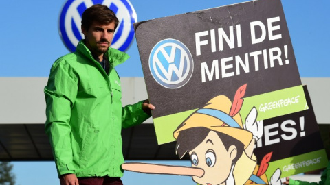 Imagen de una protesta de activistas de Greenpeace por el escándalo de las emisiones contaminantes de la empresa alemana Volkswagen, que trucó sus coches para que fingieran ser menos contaminantes durante las inspecciones de lo que realment